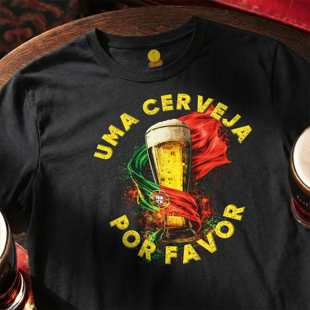 Black t-shirt with a beer graphic and text on a wooden surface. Portuguese: Uma cerveja, por favor